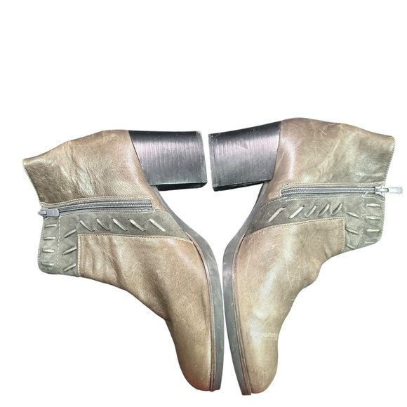 Lola Women's Chic Tan Ankle Boots - Picture 5 of 11